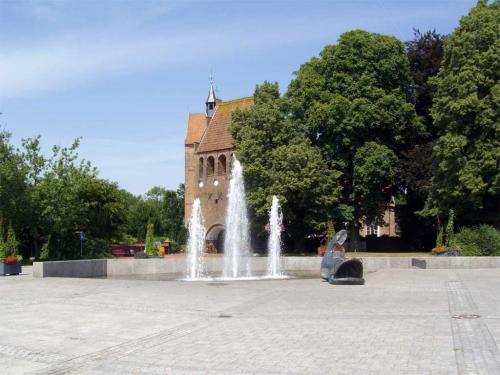 Marktplatz mit Riesenwels, im Hintergrund die St.-Johannes-Kirche